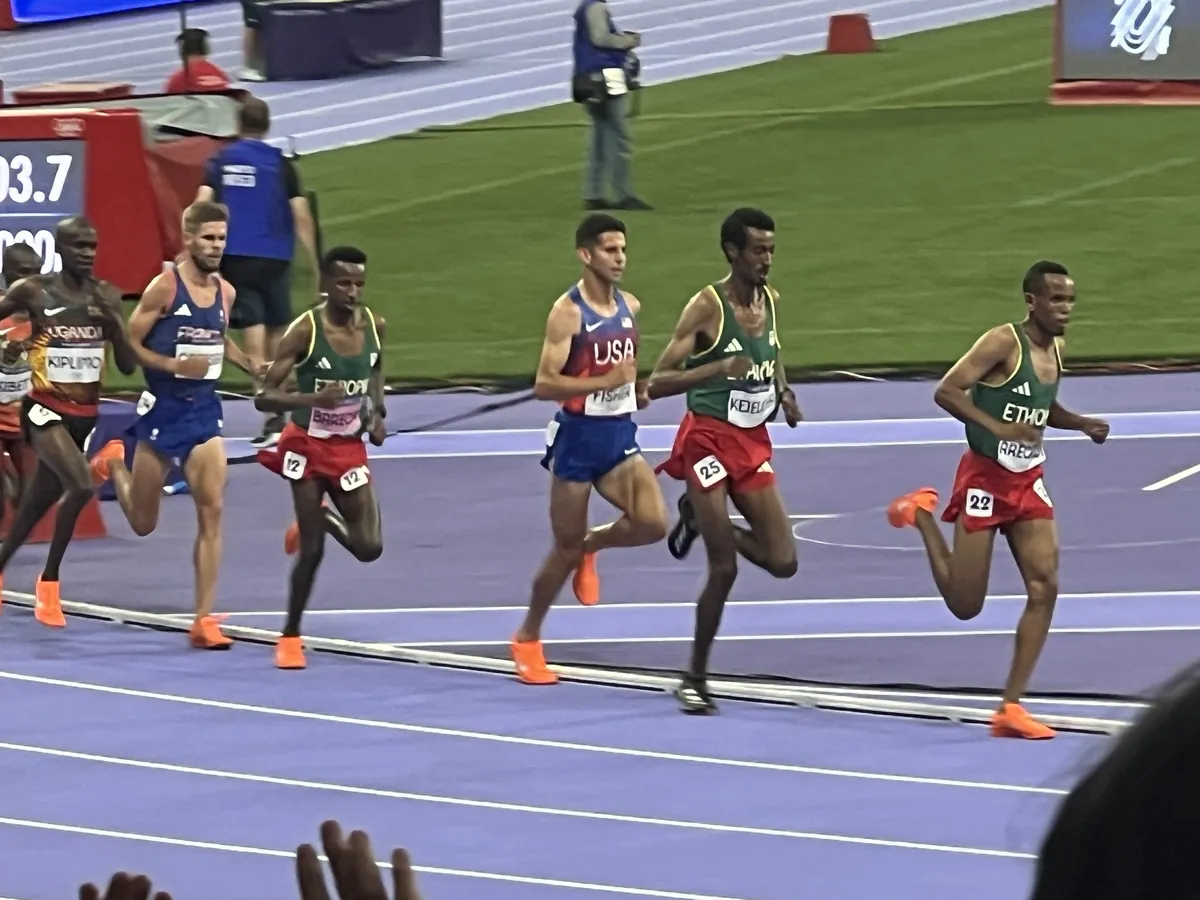 Berihu Aregawi በ2024 የፓሪስ ኦሊምፒክ የ10,000 ሜትር ፍጻሜ ውድድሩን ሲመራ