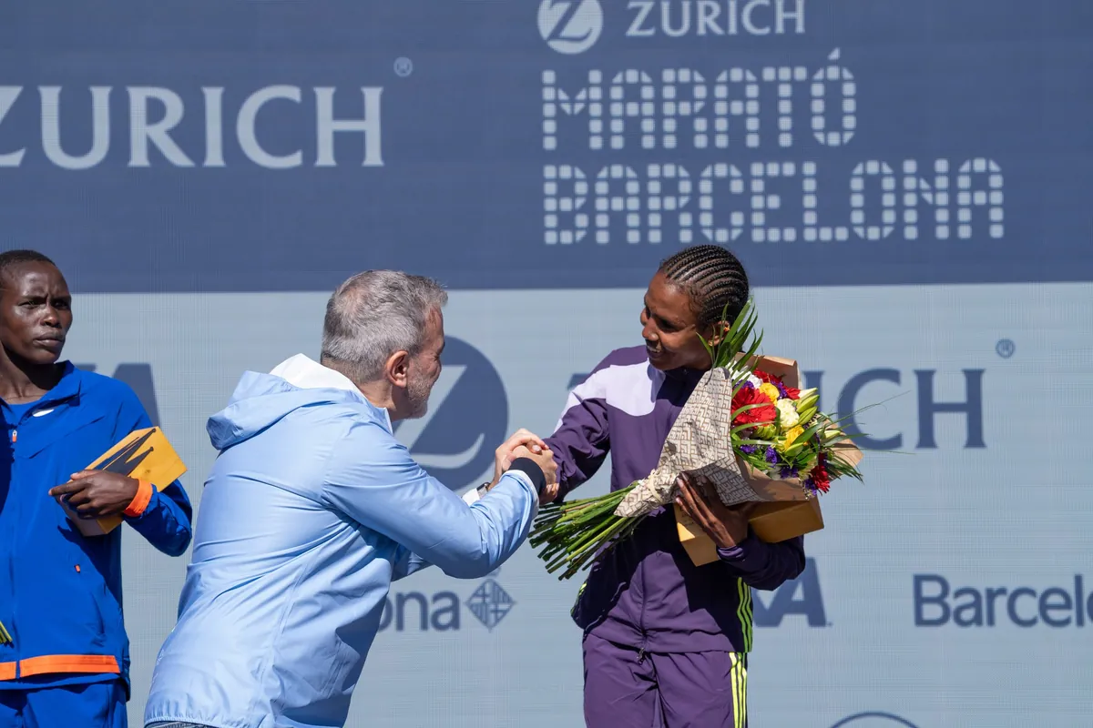 Fotyen Tesfay receiving flowers after winning the Barcelona Marathon, March 2026