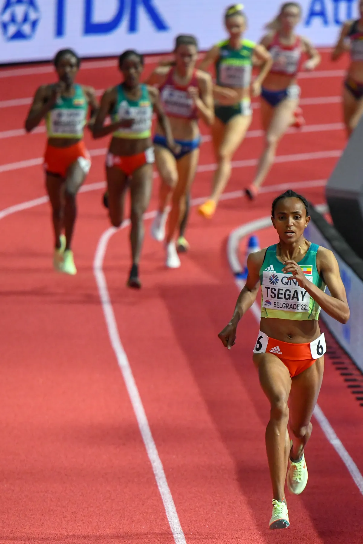 Gudaf Tsegay በ2022 በቤልግሬድ የዓለም የቤት ውስጥ ሻምፒዮና የ1500 ሜትር ድል ጉዞ ላይ