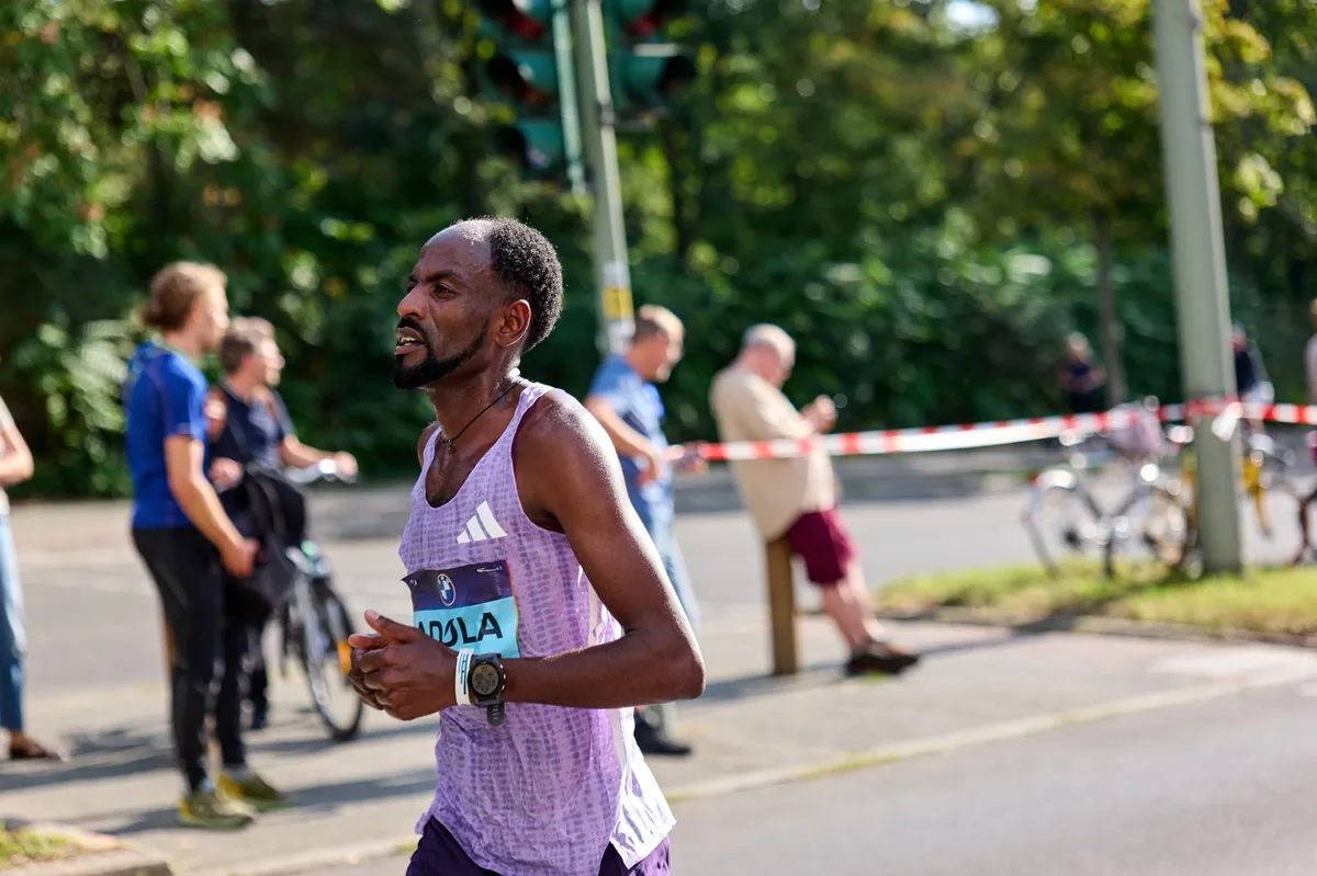 Guye Adola running through Berlin, 21 September 2025