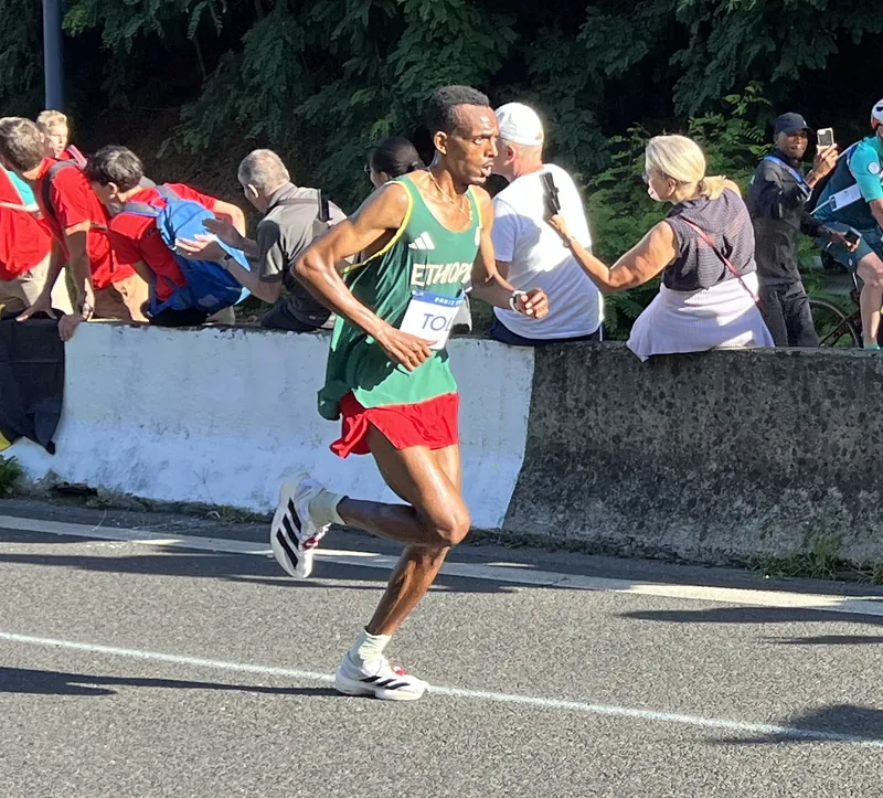 Tamirat Tola in the Olympic marathon, Chaville near Paris, 10 August 2024
